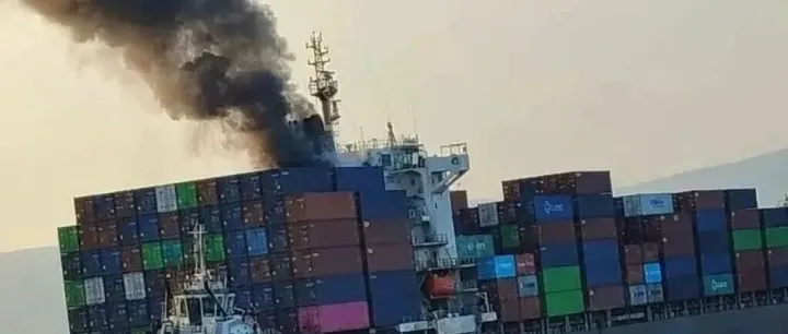 突发！集装箱船爆炸沉没！