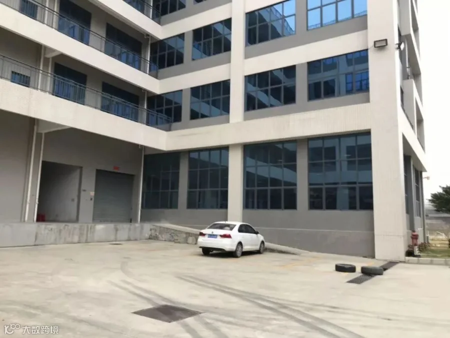 建筑外立面与楼下回车场地