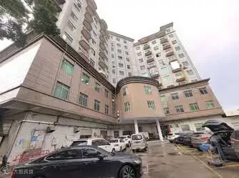 独院工业园 · 临街建筑与园区停车场