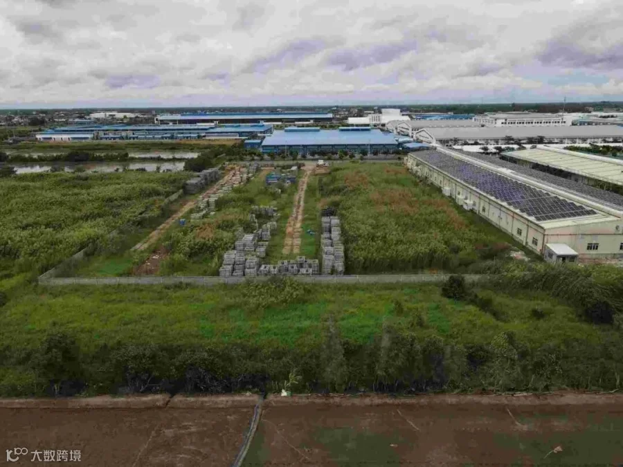 地块现状，围栏围合、场地平整