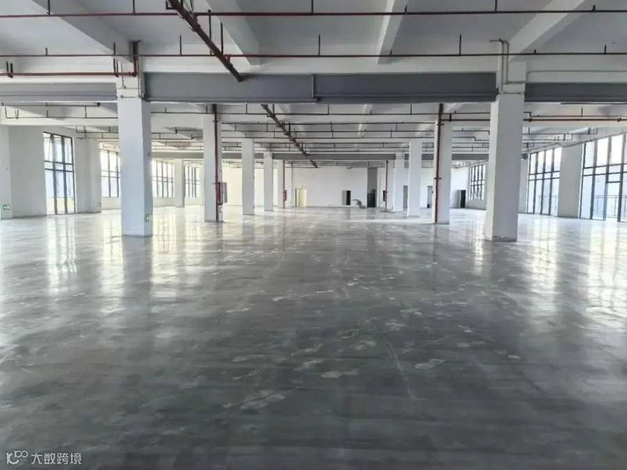 厂房标准层实景，大柱网方正空间