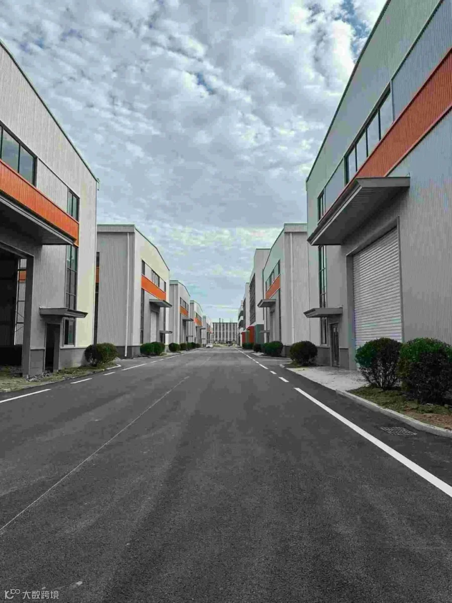 园区内部道路（两侧独栋厂房）
