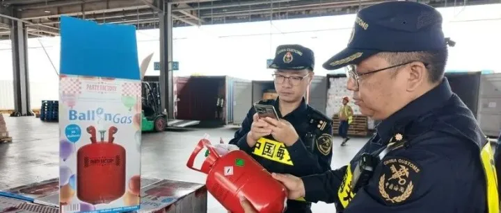 7月刚禁出口，这票货就“顶风上”？海关查获11750个钢瓶，瓶内竟装氦气