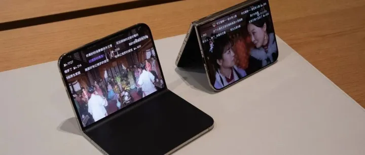 我用 iPhone Duo 刷小红书、淘宝、飞书，发现作用不只是装「阔」