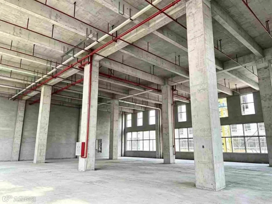 一楼厂房内部实景，方柱规整、消防管网到位
