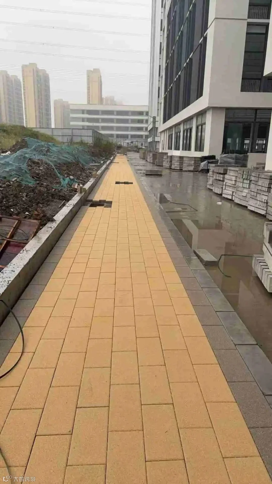 园区内部步道：透水砖铺装，雨天不积水
