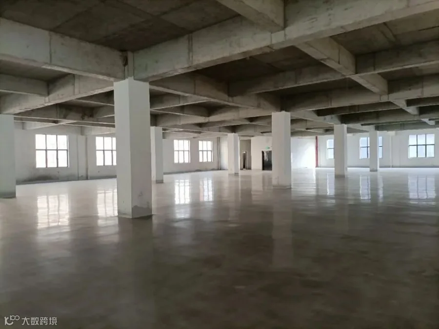 楼上空置层实拍,金刚砂地面方正空旷