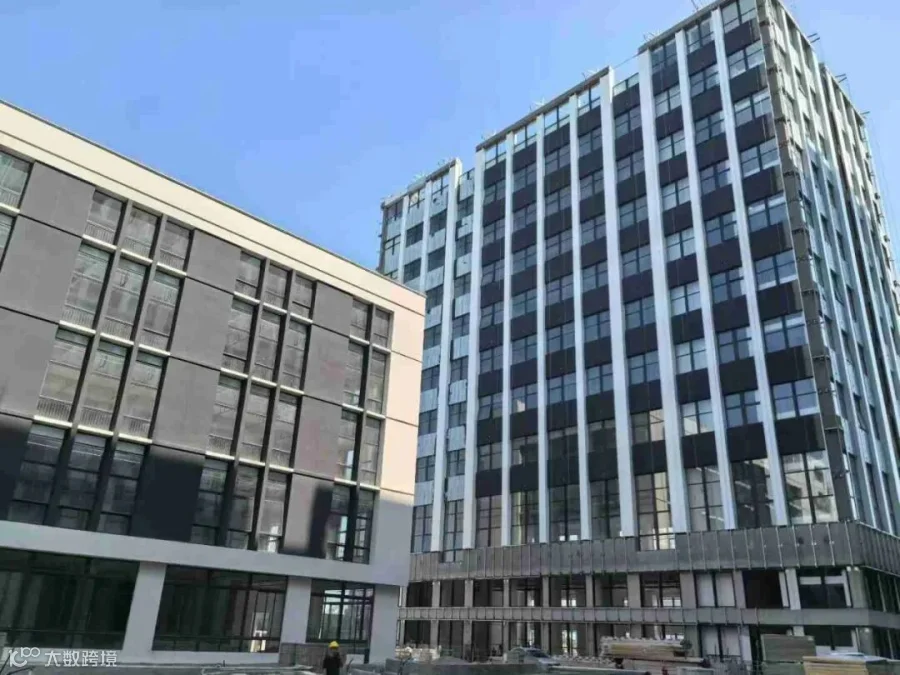 项目外观：高层研发楼+多层生产楼组合
