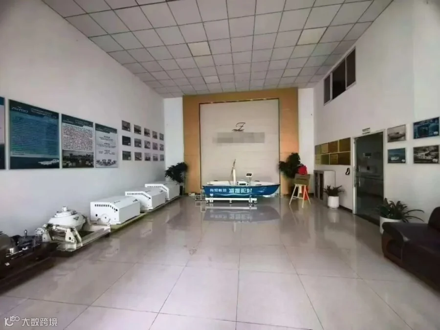 一楼大厅：瓷砖地面，前台展示位，企业形象墙