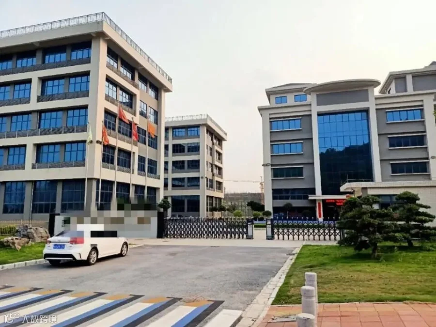 园区主入口实景，两栋全新标准厂房