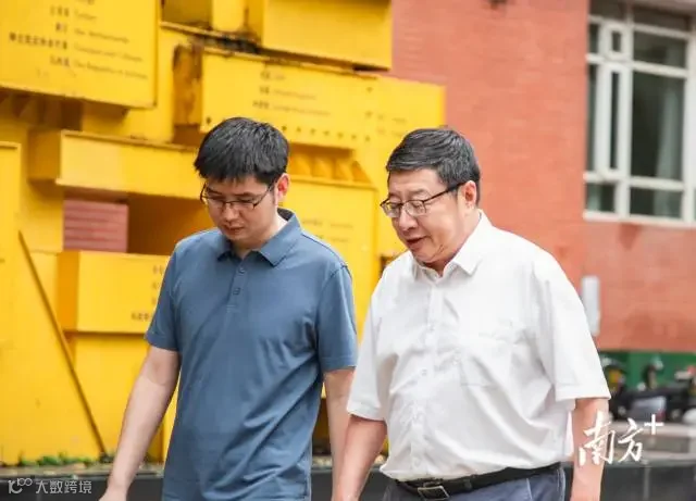 叶文才在校园里与青年谈心。 受访者供图