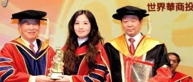 30岁身家高达5百亿女富豪，却选择嫁给湖南“穷小子”，比自己小5岁的丈夫究竟有何特别之处