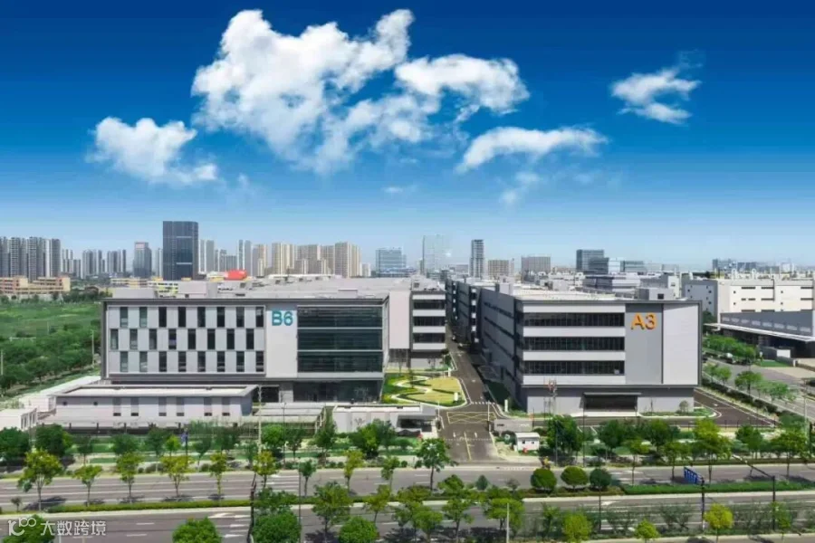 园区主入口与楼栋群