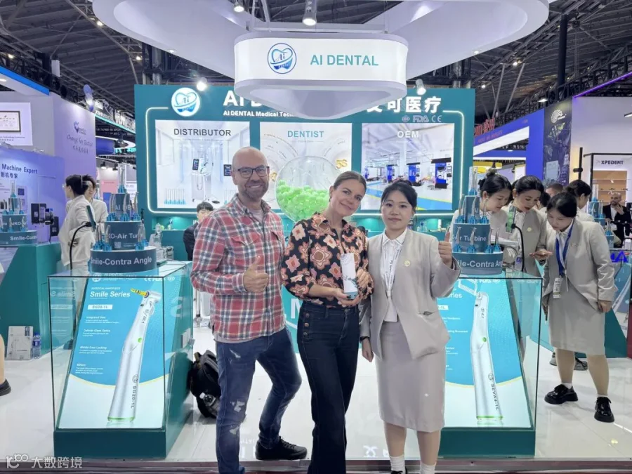AI DENTAL sales representative with customers at DenTech China 2026