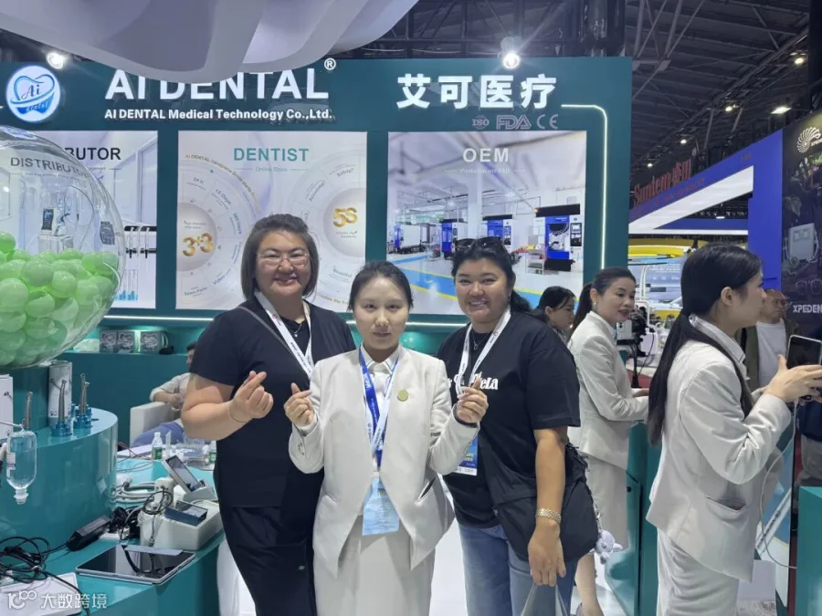 AI DENTAL sales representative with customers at DenTech China 2026