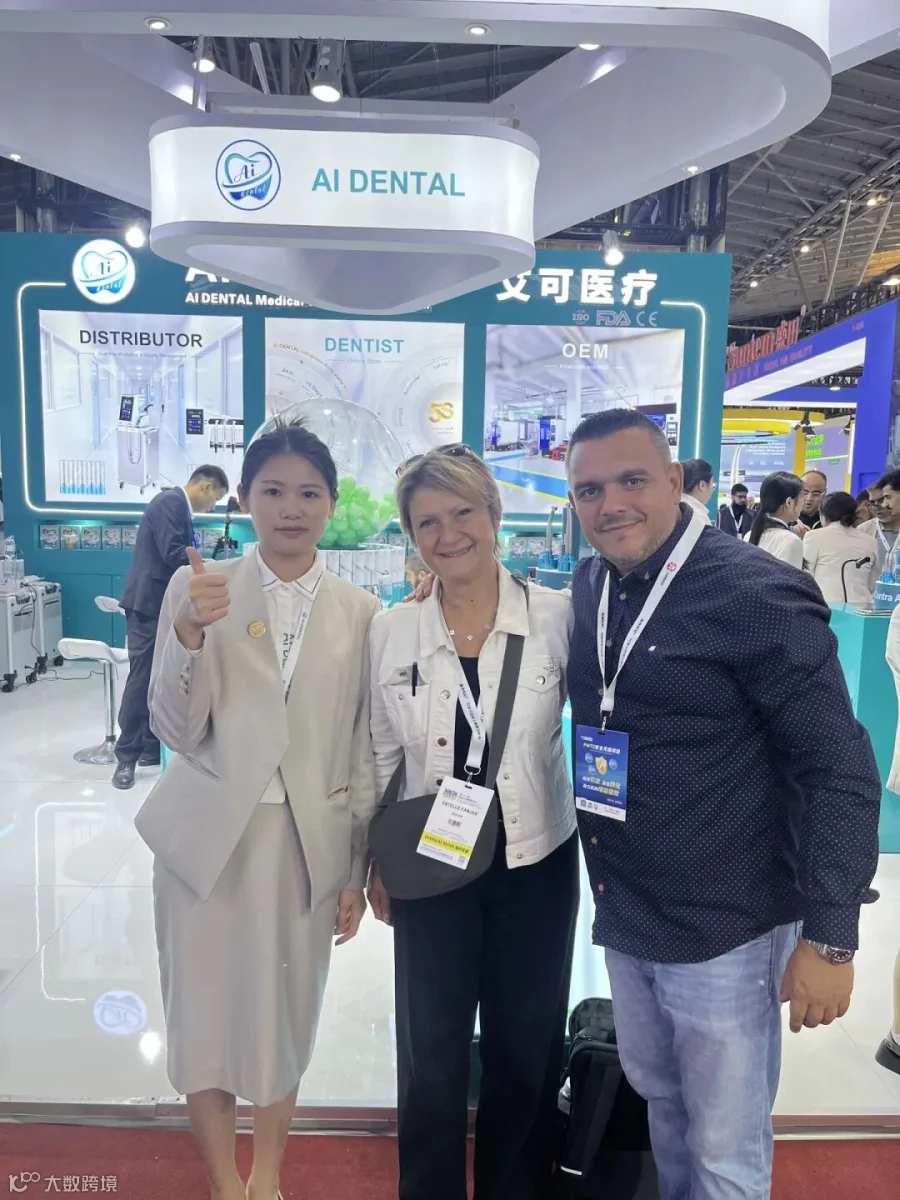 AI DENTAL sales representative with customers at DenTech China 2026