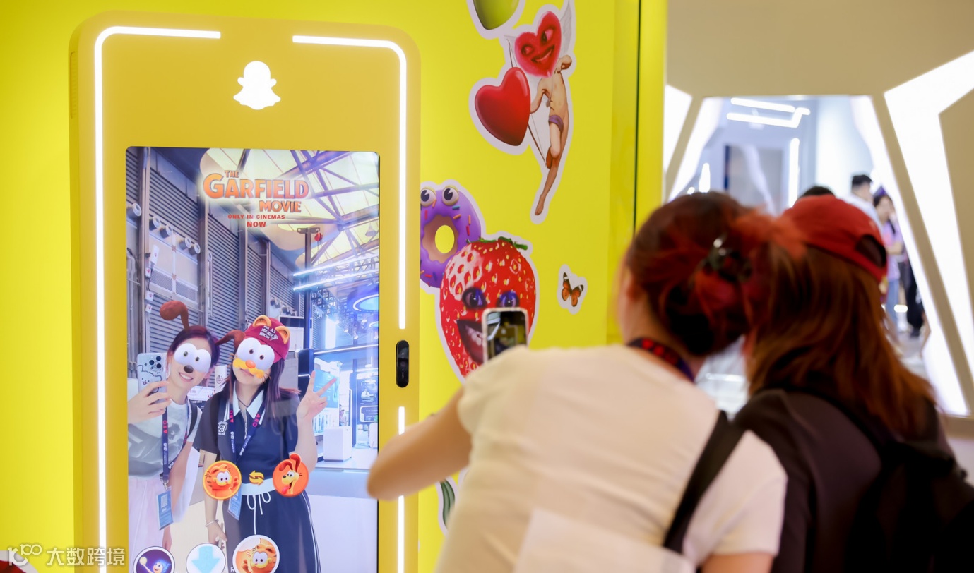  Snapchat 所带来的巨型 AR 镜子