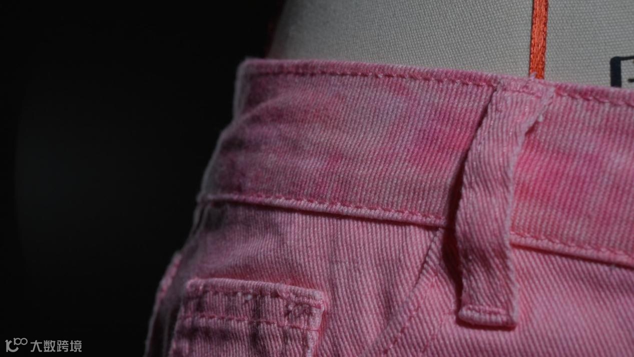 据了解，SHEIN已经将冷转印技术逐步推广给生产牛仔面料和成衣的供应商工厂