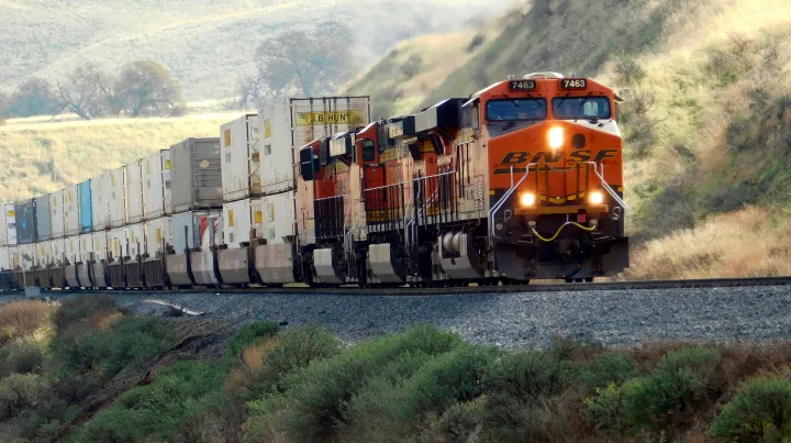 旺季欧洲运输连环承压：铁路封闭、运力削减、港口罢工全面升级!