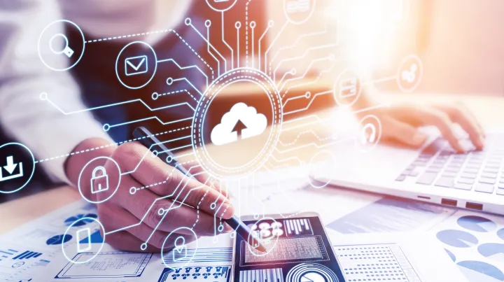 外贸管理软件分析报告：AI、云计算与大数据的技术影响和选型建议