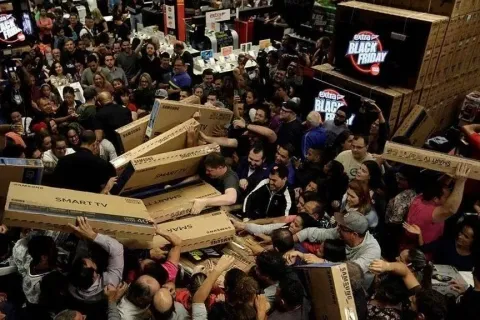 黑色星期一！美国家庭陷囤货潮，金融市场全面崩跌 | 跨境焦点