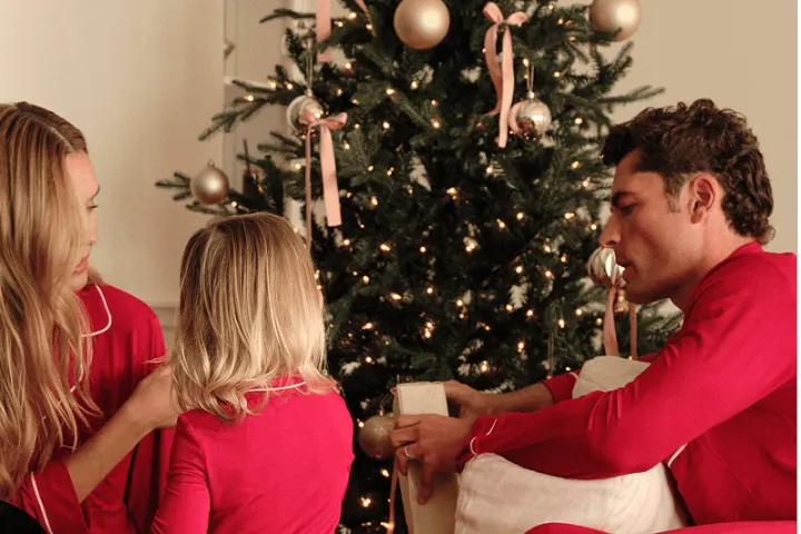 海外圣诞睡衣选品：金卡戴珊入局，亲子款成年末流量密码