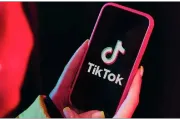 TikTok下坡，小红书上桌