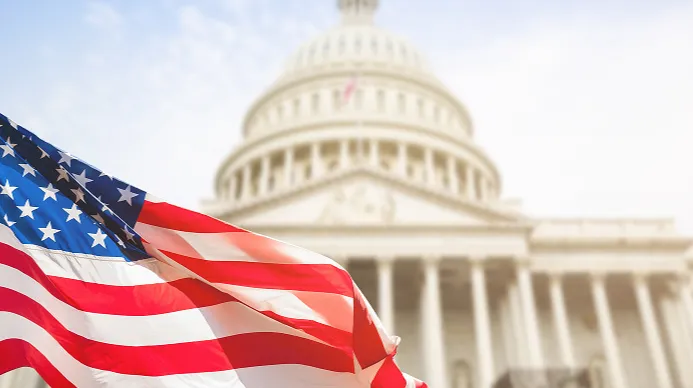 突发!特朗普签署文件：美国将对这些产品加征100%关税，全球贸易再掀波澜！ 