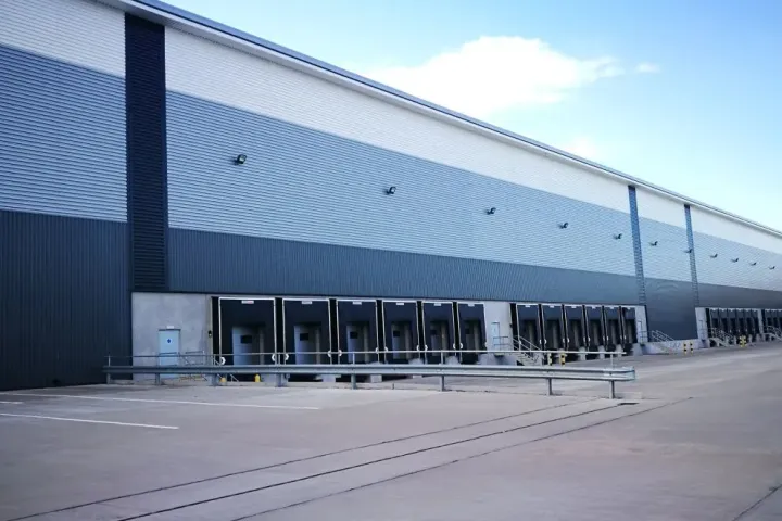 进口商竞相押注保税仓，美国陷入前所未有的仓库争夺战？