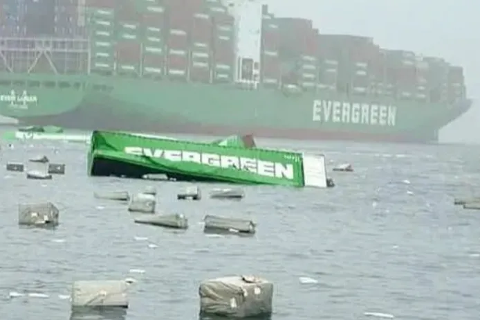 突发！继“长功轮”后，长荣又一货船50个货柜坠海，曾挂靠深圳上海宁波！