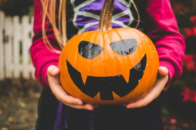 美国万圣节衣服与装饰经济：跨境电商备货清单与趣味营销