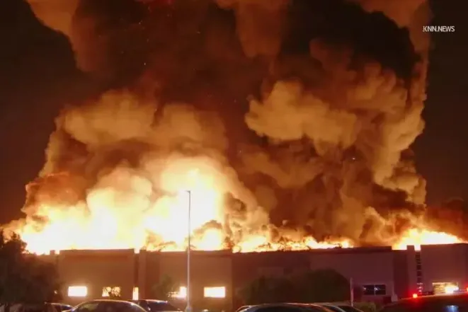 突发火情 | 美国某处120万平方英尺仓库起火