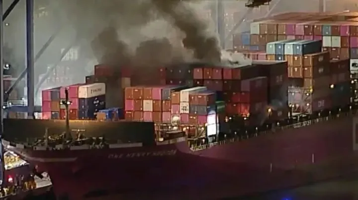 突发！ONE集装箱船洛杉矶港爆炸起火，100多个集装箱被毁！