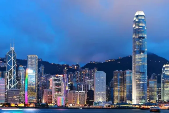 有哪些因素可能导致英国电商市场销售增长呢