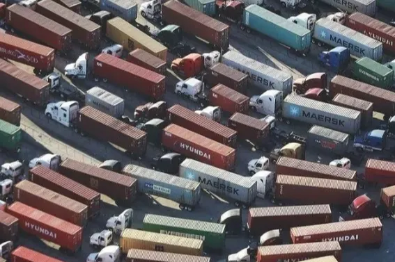 关税威胁不断 | 各国紧急抢运，美国港口堵到崩溃!