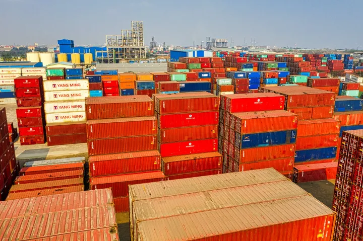 这个港口堆积900多个集装箱，无人认领！