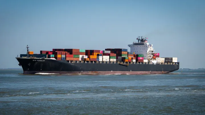 18个集装箱坠海，英国第二大港口物流受阻！