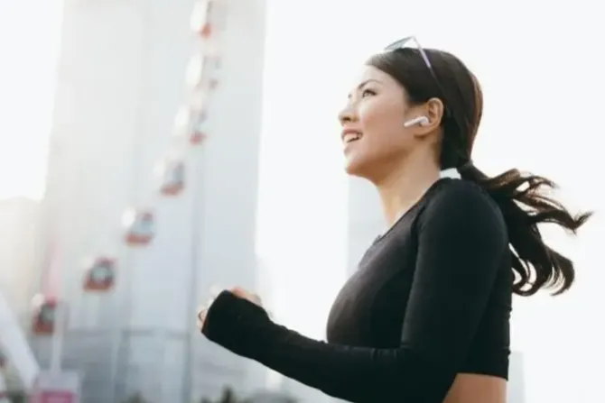 艾迈斯欧司朗红外发射器赋能耳机实现生命体征监测与接近传感检测 