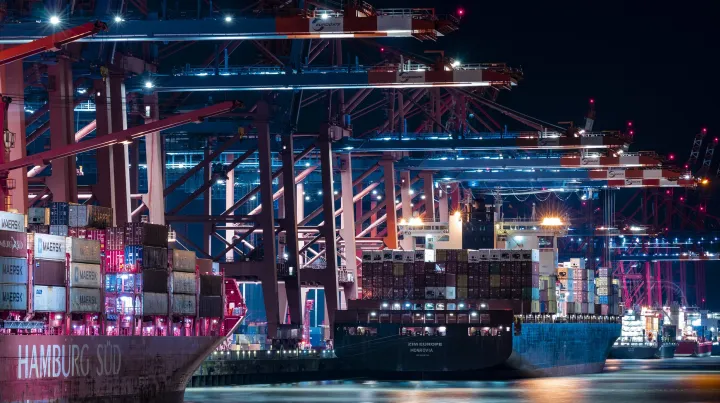 中美航运“过路费”正式开征，船公司的反应是……