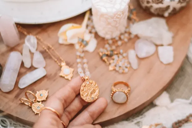 美国情人节"孤独经济"爆发：自疗愈珠宝选品指南