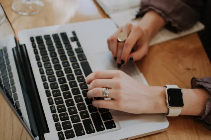 2025年跨境电商独立站深度指南：从技术选型到长期发展路径"