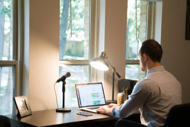 如何建立独立网站？手把手教你选择平台、域名和模板