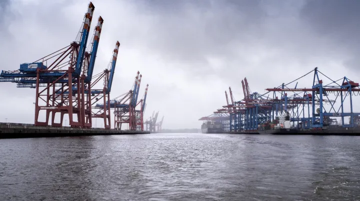 台风“后遗症”爆发，华南码头大排长龙！