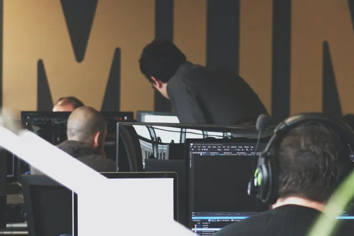 独立站深度解析：对比第三方平台的3大核心优势与冷启动实战策略