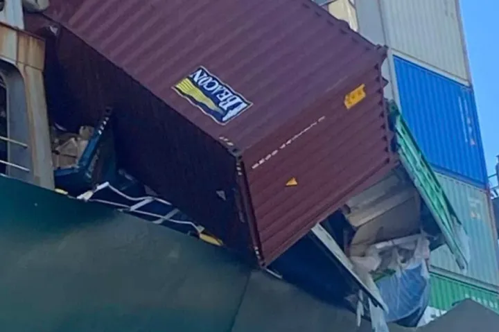 突发！长荣集装箱船遇恶劣天气致堆垛倒塌，曾挂靠上海、宁波、盐田......