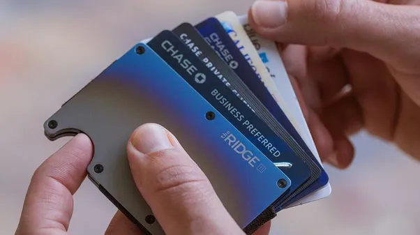 靠一款钱包爆卖200万件！美国小众品牌年收7亿，火遍全球市场｜品牌出海