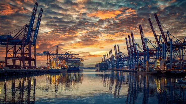 苏伊士运河释放通航积极信号，12月重启航线？