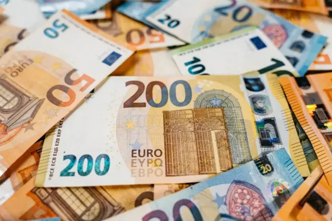 100美元兑欧元汇率是多少？