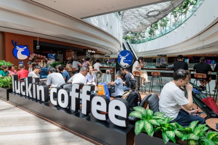 瑞幸咖啡“杀”进美国招兵买马！中国茶饮品牌出海“卷”出新高度