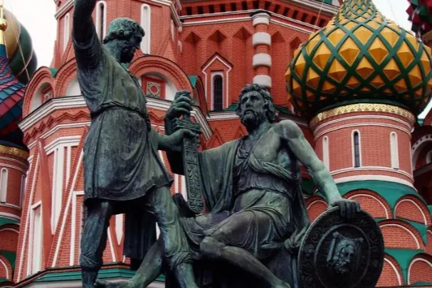 节日消费两极化：2025俄罗斯新年高奢礼品与平价实用品同步增长